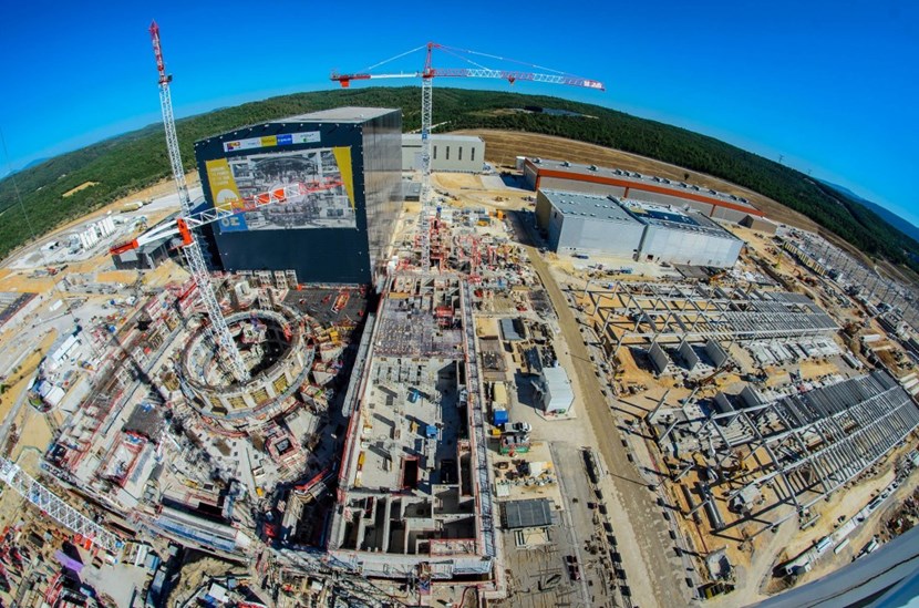 ITER est aujourd'hui l'un des plus grands chantiers d'Europe sur lequel interviennent près de 2 000 ouvriers, techniciens et ingénieurs appartenant à 450 entreprises, françaises a plus de 80%. (Click to view larger version...)